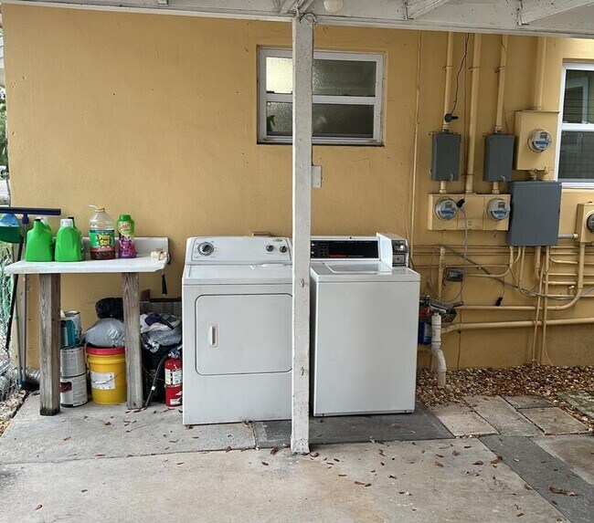 Building Photo - 930 Flamingo Dr