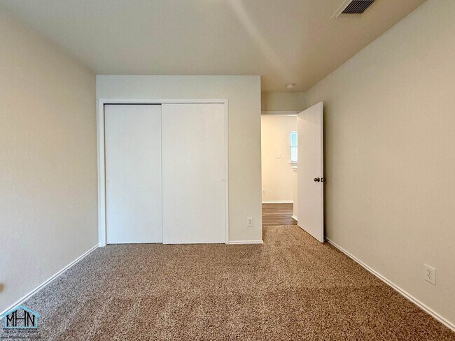 Building Photo - Beautifully Updated 2-Story 3-Bedroom, 2.5-Bathroom Gem Nestled in the Heart of San Antonio!