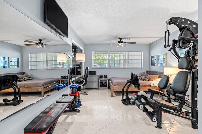 Building Photo - 3151 S Palm Aire Dr