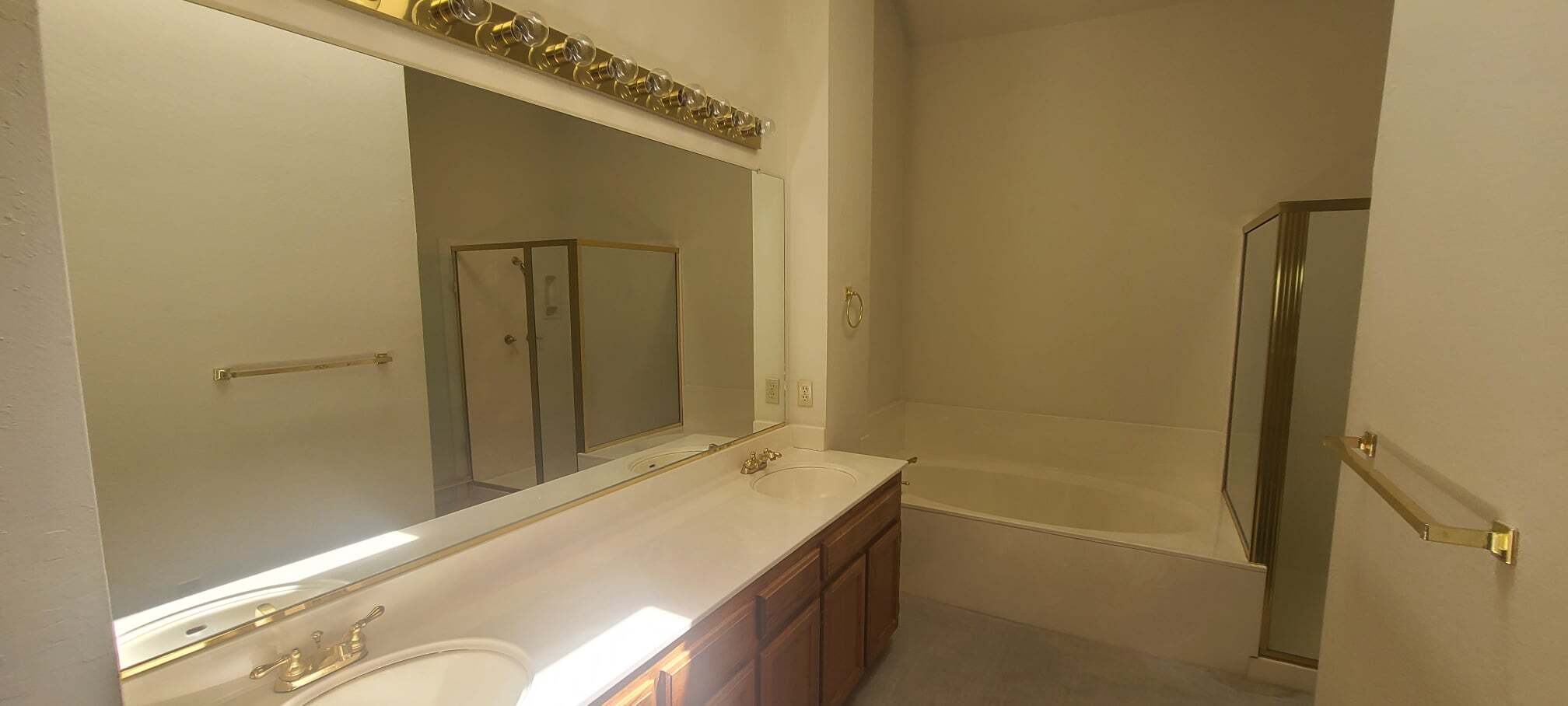 Building Photo - 211 Kingswood Ct