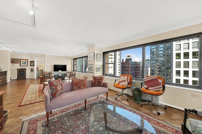 Building Photo - 247 E Chestnut St