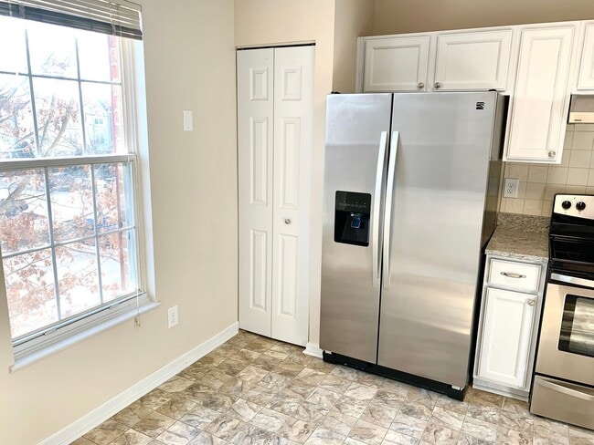 Building Photo - Light Filled 2bd 2bth Penthouse Condo In Piney Orchard!