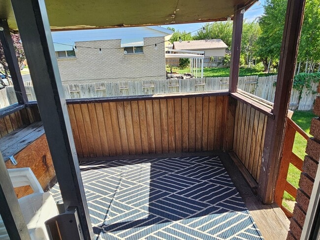 Building Photo - Spacious 4 Bed Bountiful Home | Central Location & Covered Parking