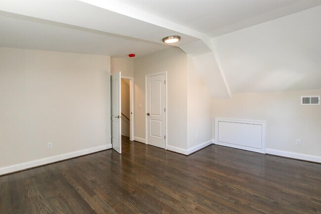 Building Photo - 564 Claymont Dr