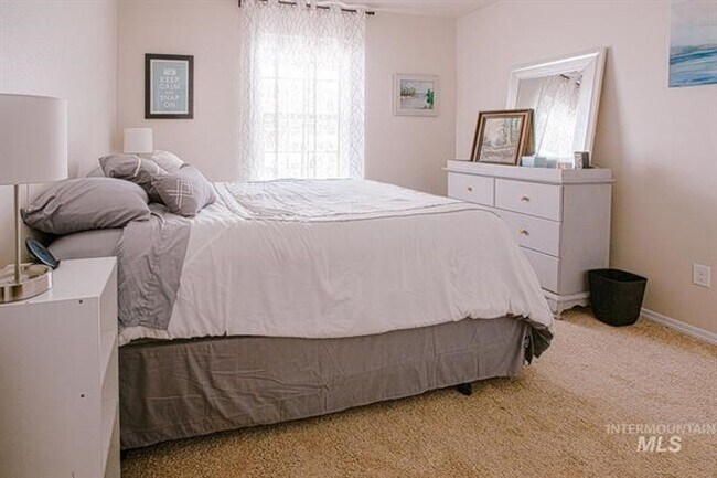 Building Photo - Beautiful 3 bed 2 bath home in the perfect Boise area just off Five Mile Rd and Lake Hazel Rd