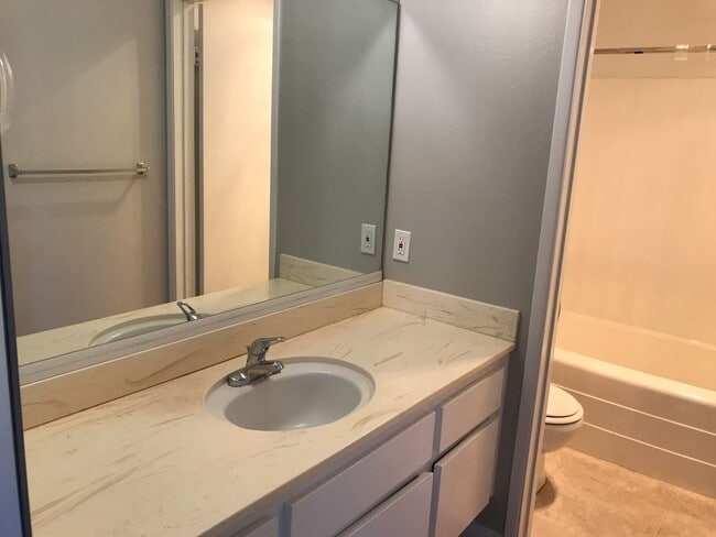 Building Photo - Awesome Remodeled Top Floor condo in Point Loma Tennis Club