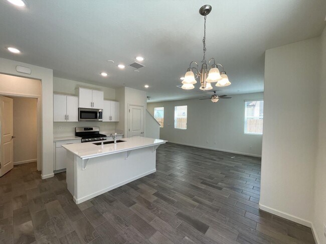 Building Photo - 2014 N Ralph Ln