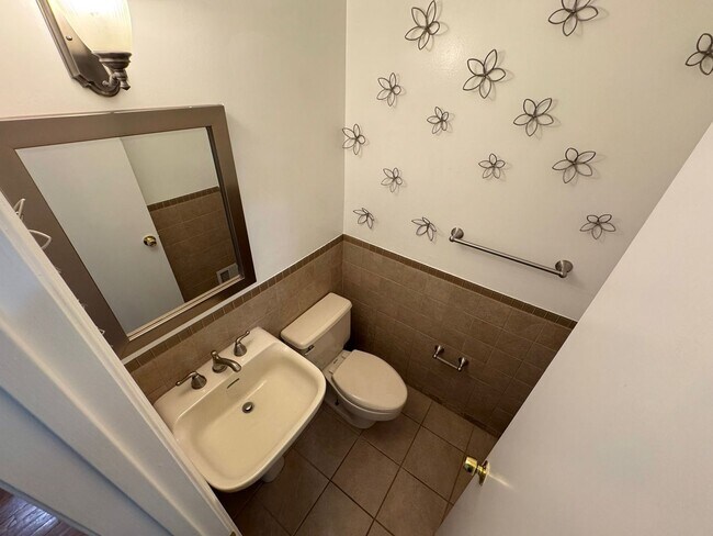 Building Photo - Spacious 4 Bed 2/2 Bath Home with Park-Lik...