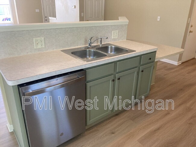 Building Photo - 2673 Woodmeadow Dr SE
