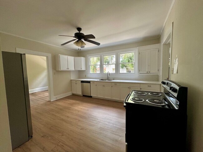 Building Photo - THREE BEDROOM, TWO BATH