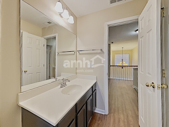 Building Photo - 1039 Vanguard Dr