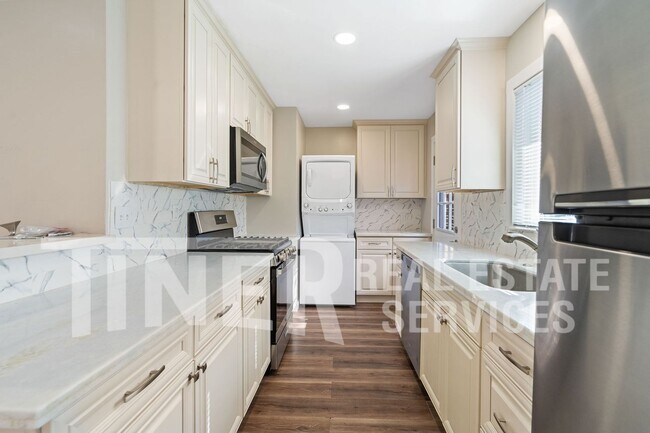 Building Photo - Tahoe Park 2 Bedroom Duplex