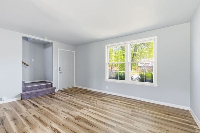 Building Photo - Prime Bellevue Location! 3-Bed Townhouse with 1.5 Baths