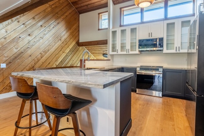 Building Photo - Spacious Snowcreek III Condo – Winter Rental