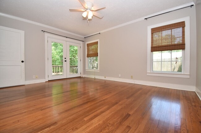 Building Photo - Cute 3 Bed 2 Bath with Hardwood Floors & G...