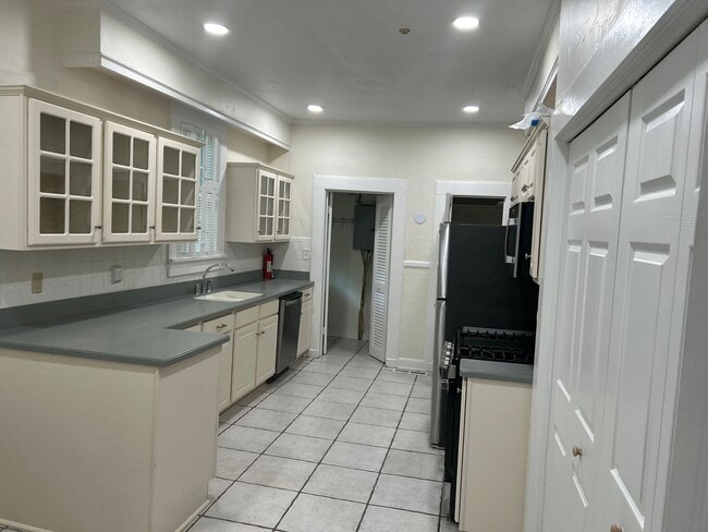 Building Photo - 1721 St Elmo Dr