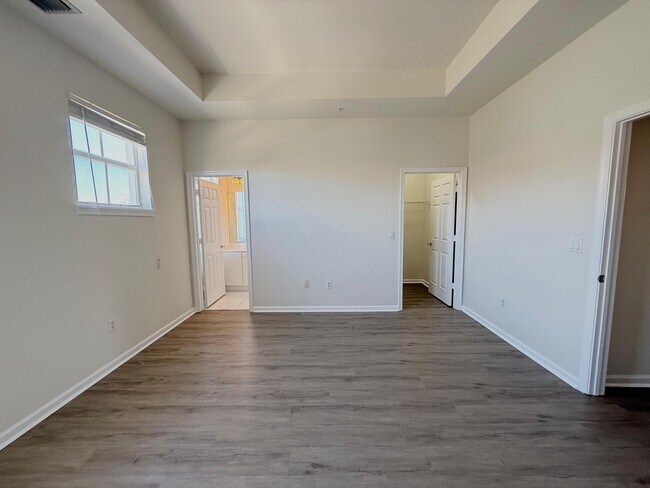 Building Photo - 425 Greenwich Cir