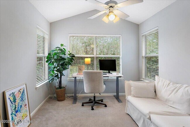 Building Photo - Beautiful home with golf course views in l...