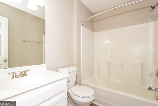 Building Photo - 6154 Highview Dr SE