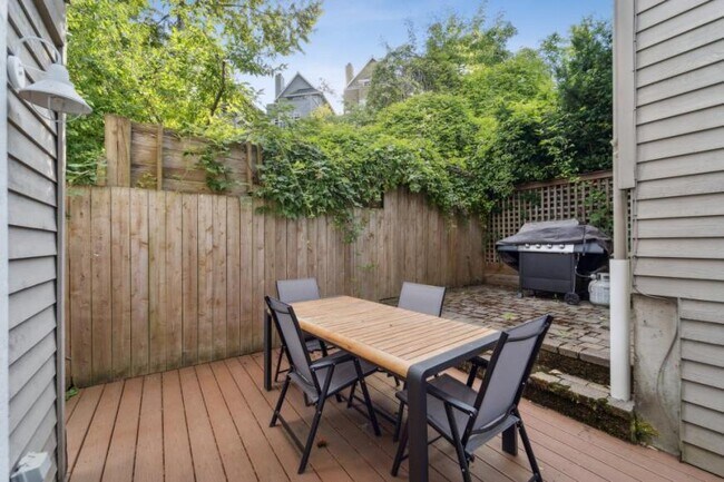 Building Photo - 3 bedroom in Seattle WA 98112
