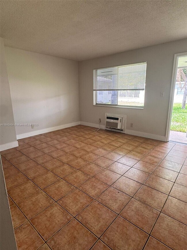 Primary Photo - 2222 Van Buren St