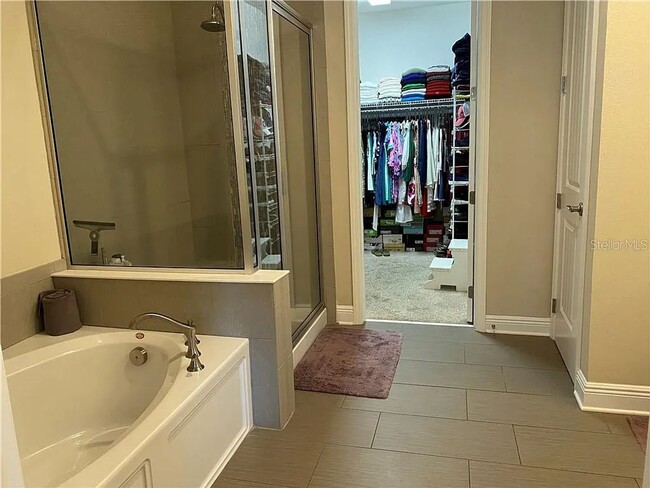 Building Photo - Large 3 Bed 3.5 Bath 2 Car Garage Townhous...
