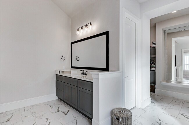 Building Photo - 7606 Redwoods Frst Dr