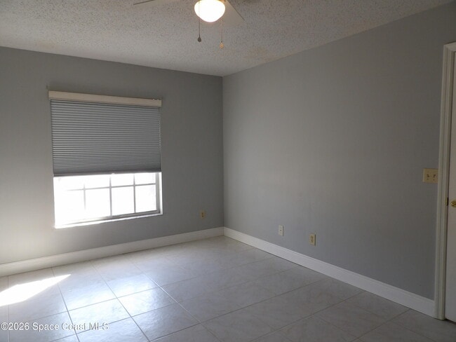 Building Photo - 1006 Locust Ave NW