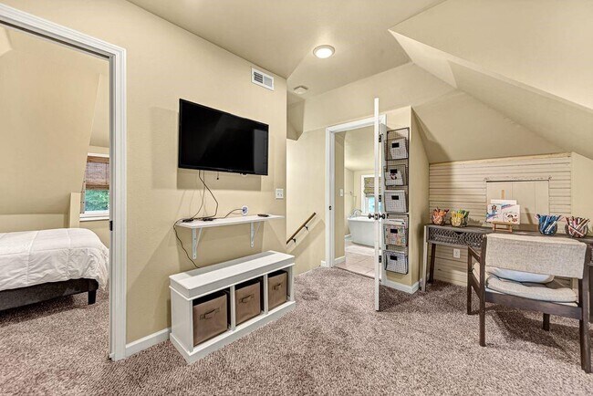 Building Photo - 983 N Main St