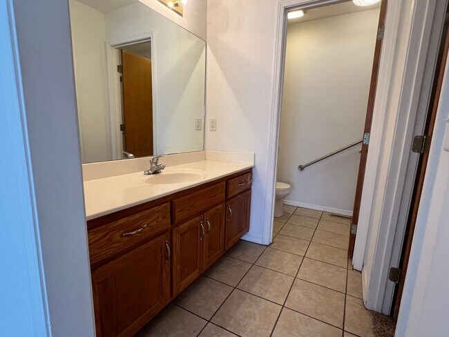 Building Photo - Duplex in Ozark!