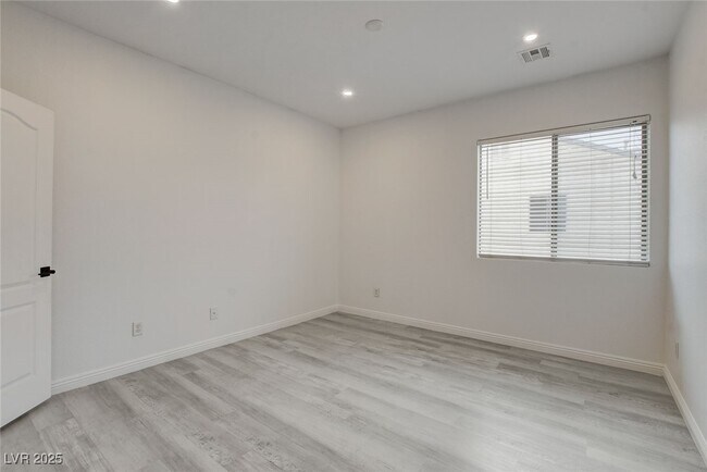 Building Photo - 8125 Chestnut Hollow Ave