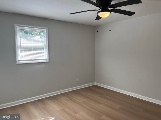 Building Photo - 402 Maple Ave