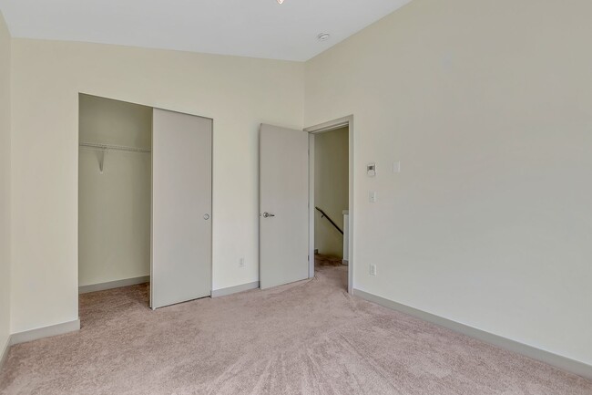 Building Photo - Cheery & Bright Columbia City Townhome