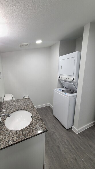 Building Photo - 7406 Geneva Dr