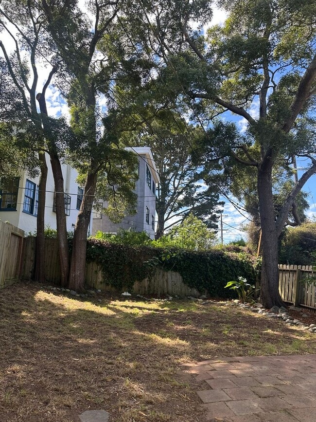 Building Photo - Bright & Charming Miraloma Home