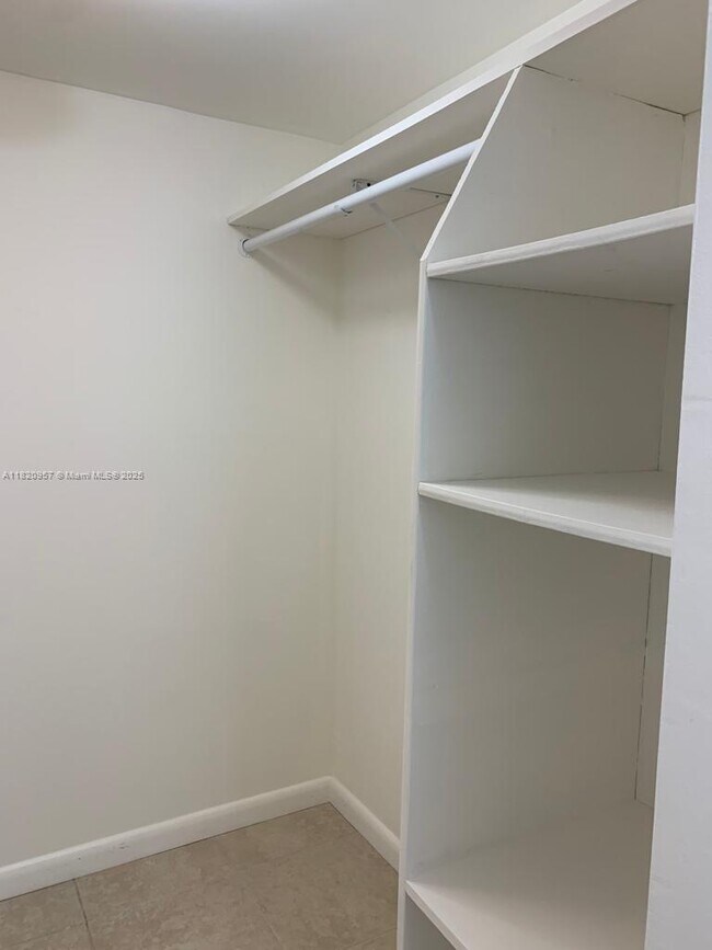 Building Photo - 3101 N Country Club Dr