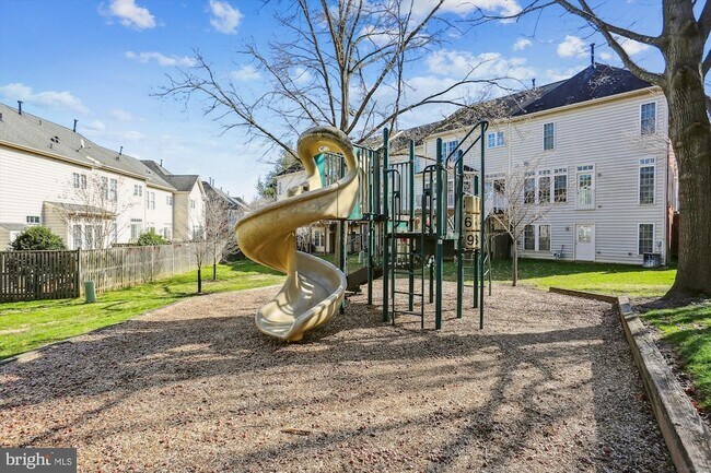 Building Photo - 217 Highland Ridge Ave