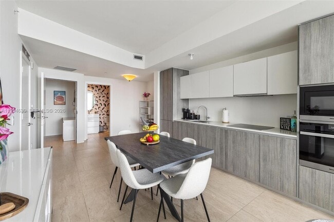 Building Photo - 2900 NE 7th Ave