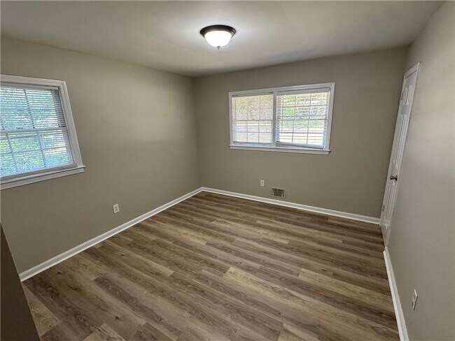 Building Photo - 5594 Laurel Ln NW