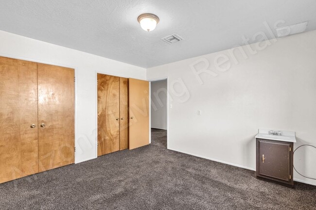 Building Photo - PET FRIENDLY CENTRALLY LOCATED ON ONE ACRE