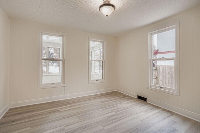 Building Photo - 84 Isabel St W