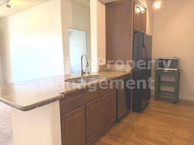 Building Photo - ***Dual-Primary 2 bed / 2 bath Condo in Carmel Valley - Available NOW***