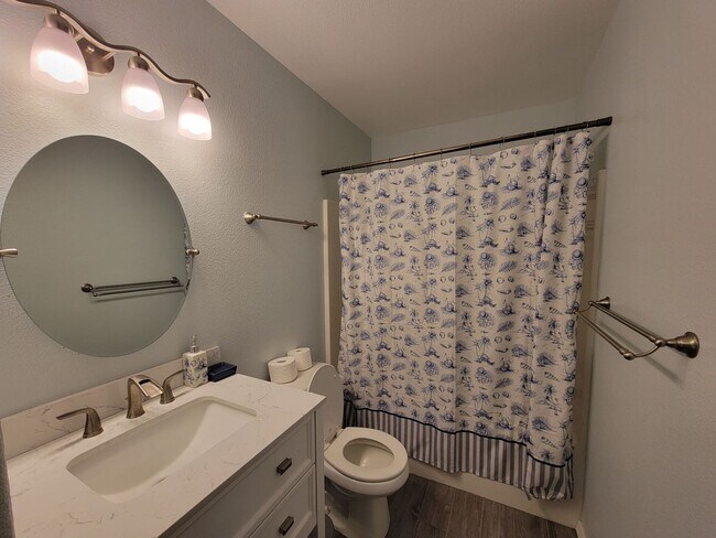 Building Photo - Spacious and Beautiful 4 bedroom in conven...