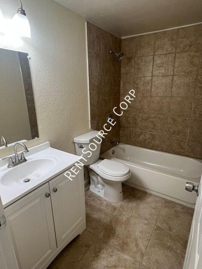 Building Photo - 2 Bedroom, 1 Bath Duplex For Rent in Calif...