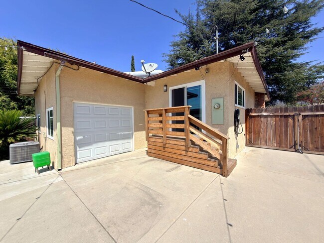 Building Photo - 316 W Walnut Ave