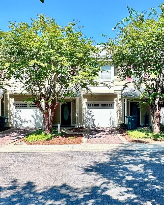 Building Photo - Adorable 3B/2.5B Unfurnished Townhome loca...