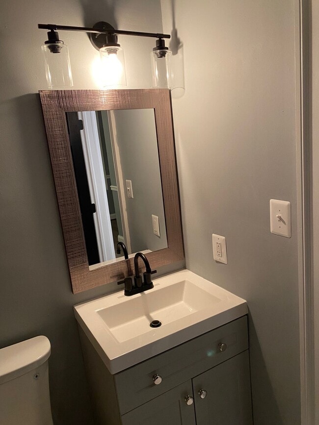 Building Photo - 529 S Longwood St