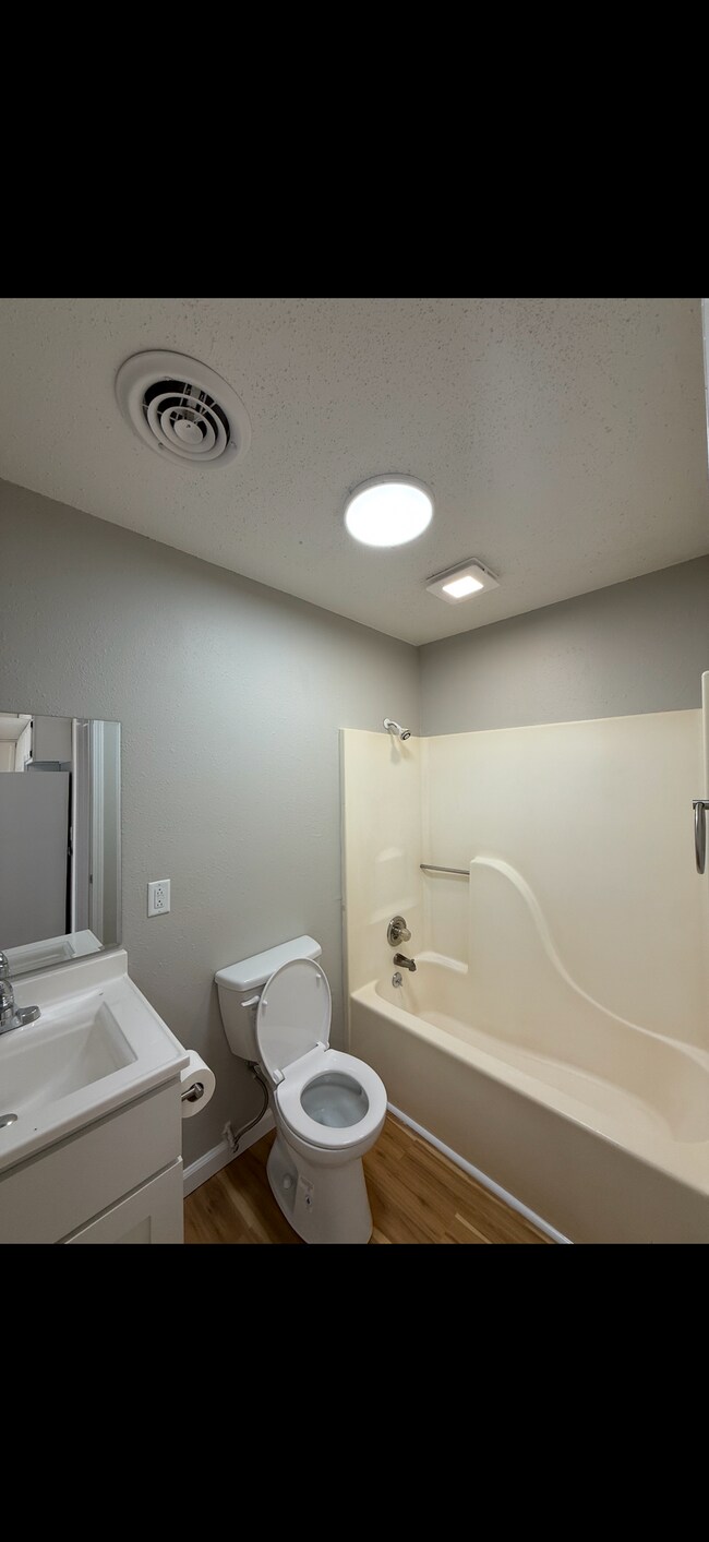 Building Photo - Newly Updated 1 Bedroom, 1 Bathroom Apartment! Close to Pool!