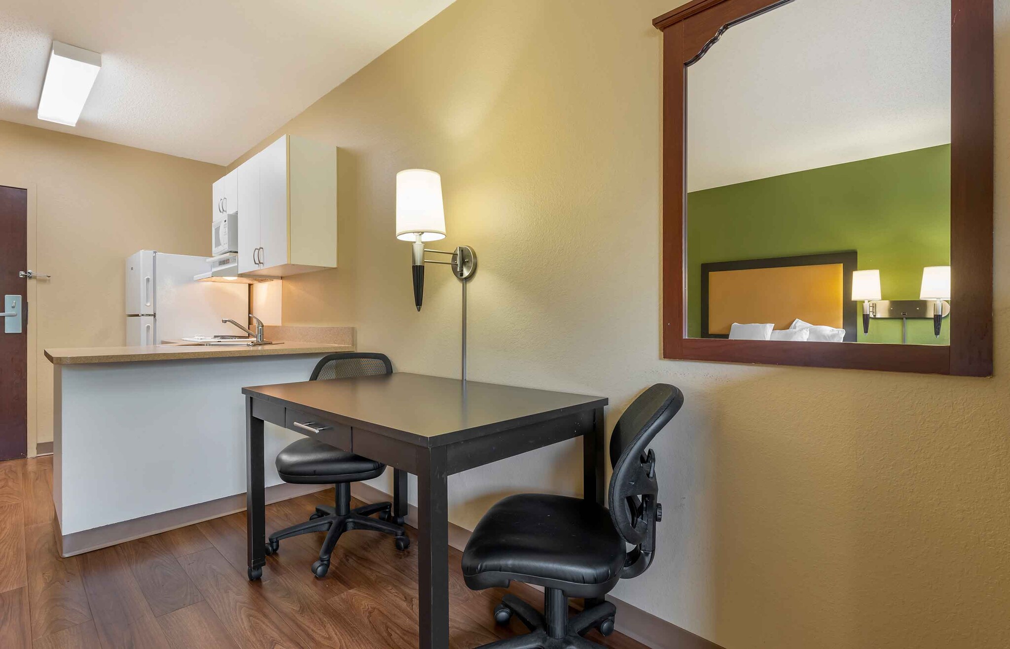 Building Photo - Furnished Studio-Bloomington - Normal