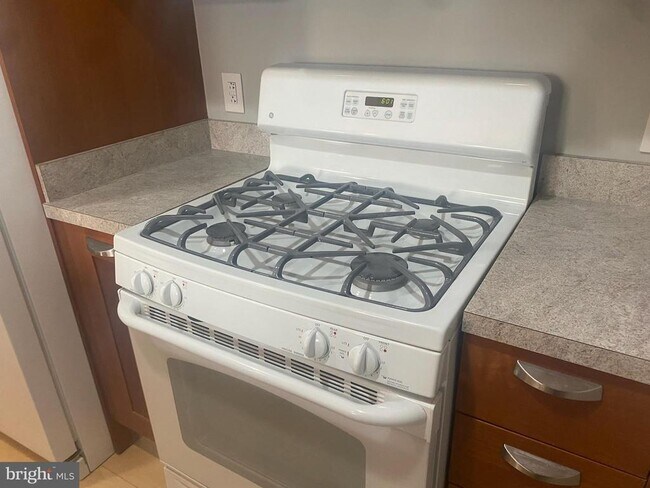 Building Photo - 5750 Bou Ave